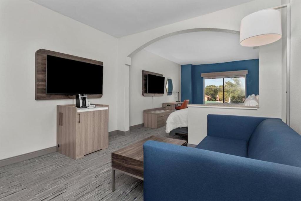 Holiday Inn Express Crockett By Ihg Ngoại thất bức ảnh